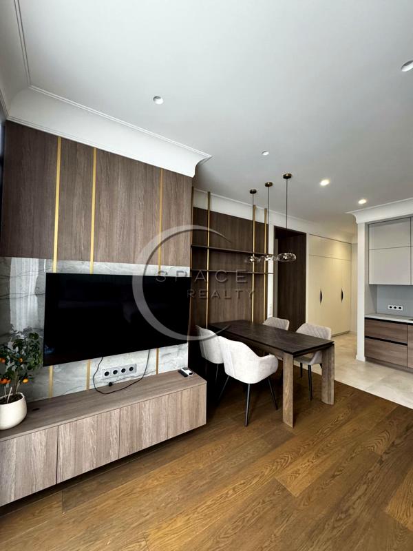 Modern 3-bedroom apartment with designer renovation and premium amenities