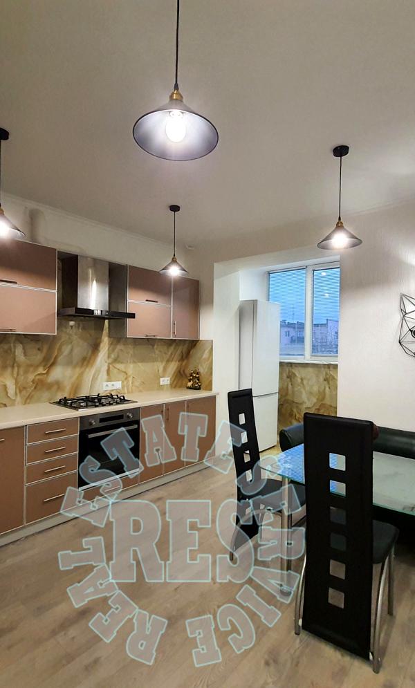 2-Bedroom Lakeside Apartment with Designer Renovation