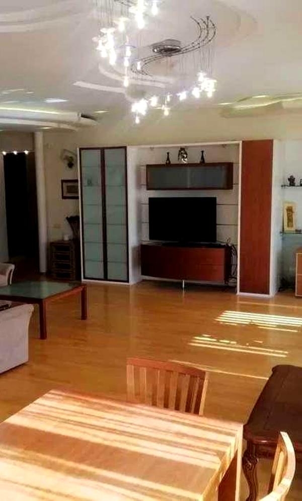 Spacious 4-Room Apartment in Pechersk District, Near Zvyrinets Metro