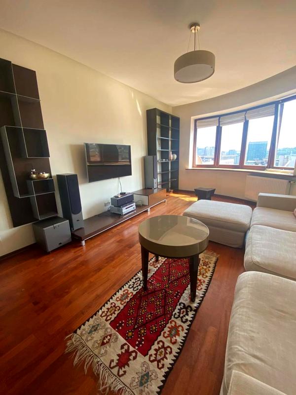 Centrally Located Apartment with Parking, Near Metro and Park