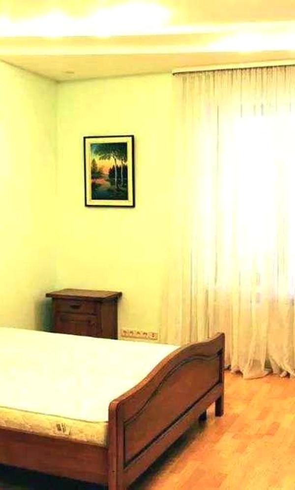 Spacious 4-Room Apartment in Pechersk District, Near Zvyrinets Metro