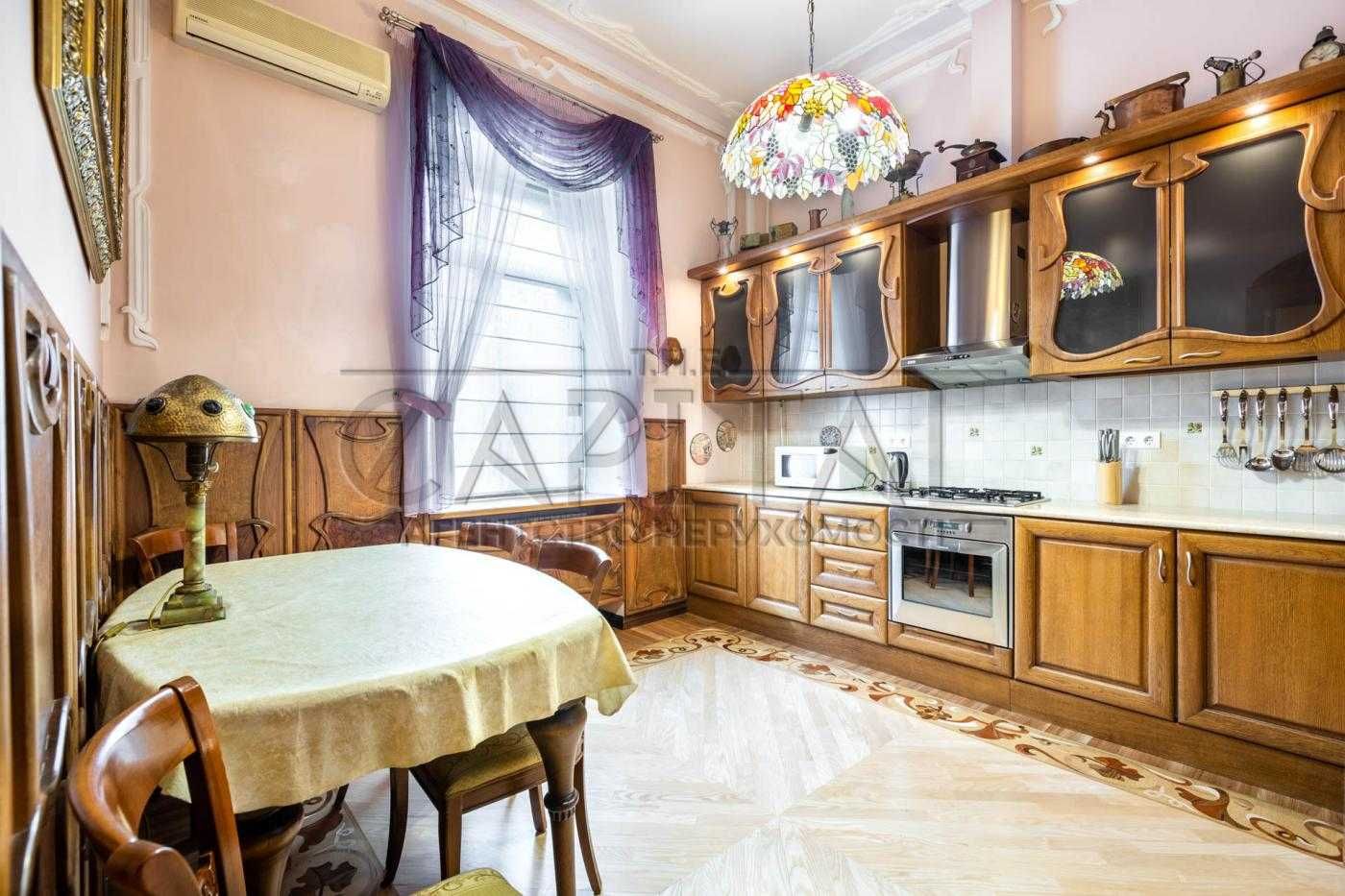 Spacious 3-bedroom apartment on Lva Tolstogo, 23 - Quiet Luxury in the City Center