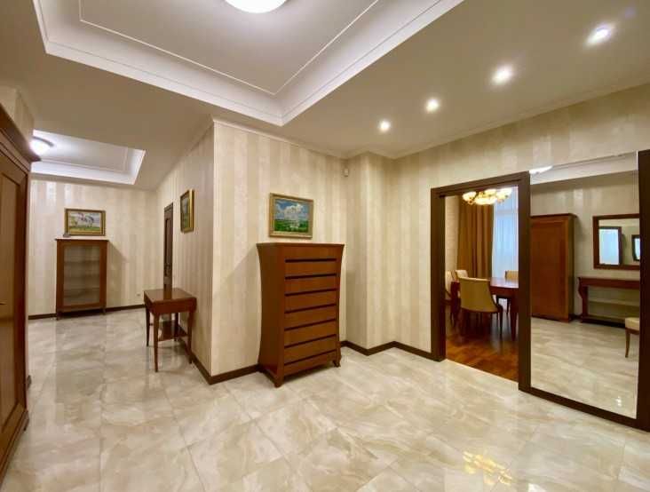 Spacious 3-bedroom apartment in Pechersk, near Zvirinetska metro