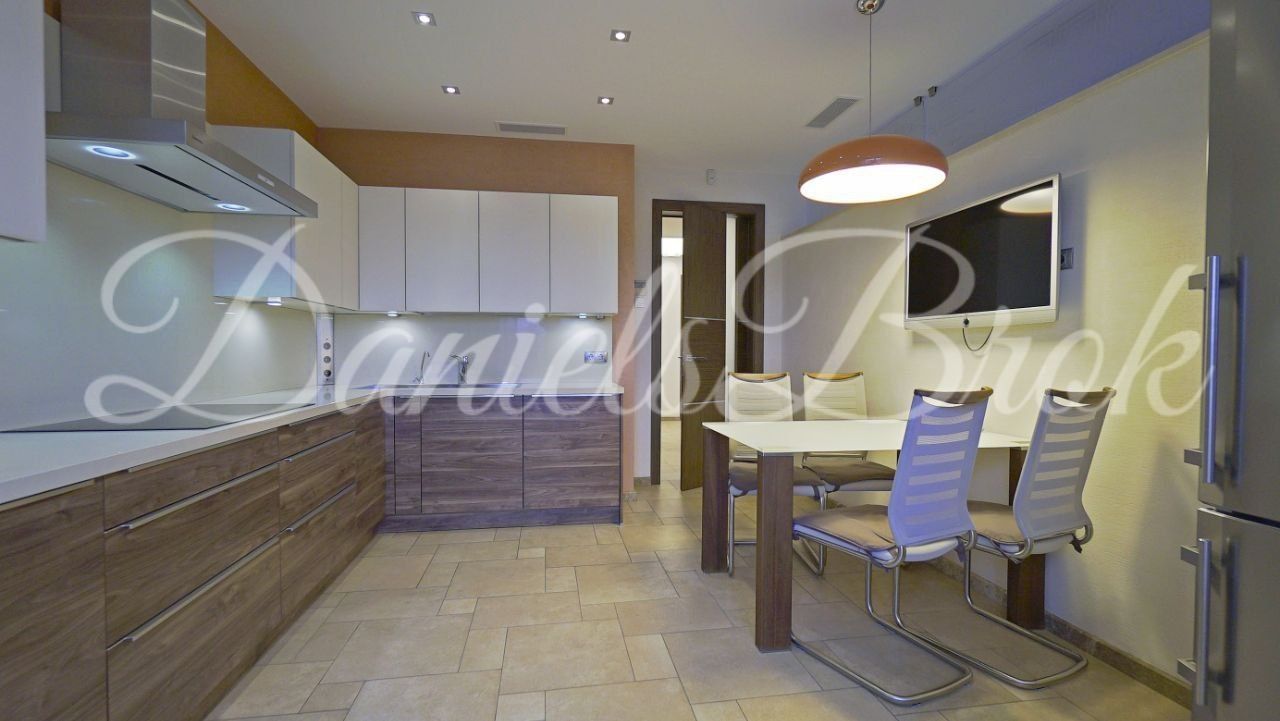 Spacious Designer 5-Room Apartment in Kyiv City Center with Parking