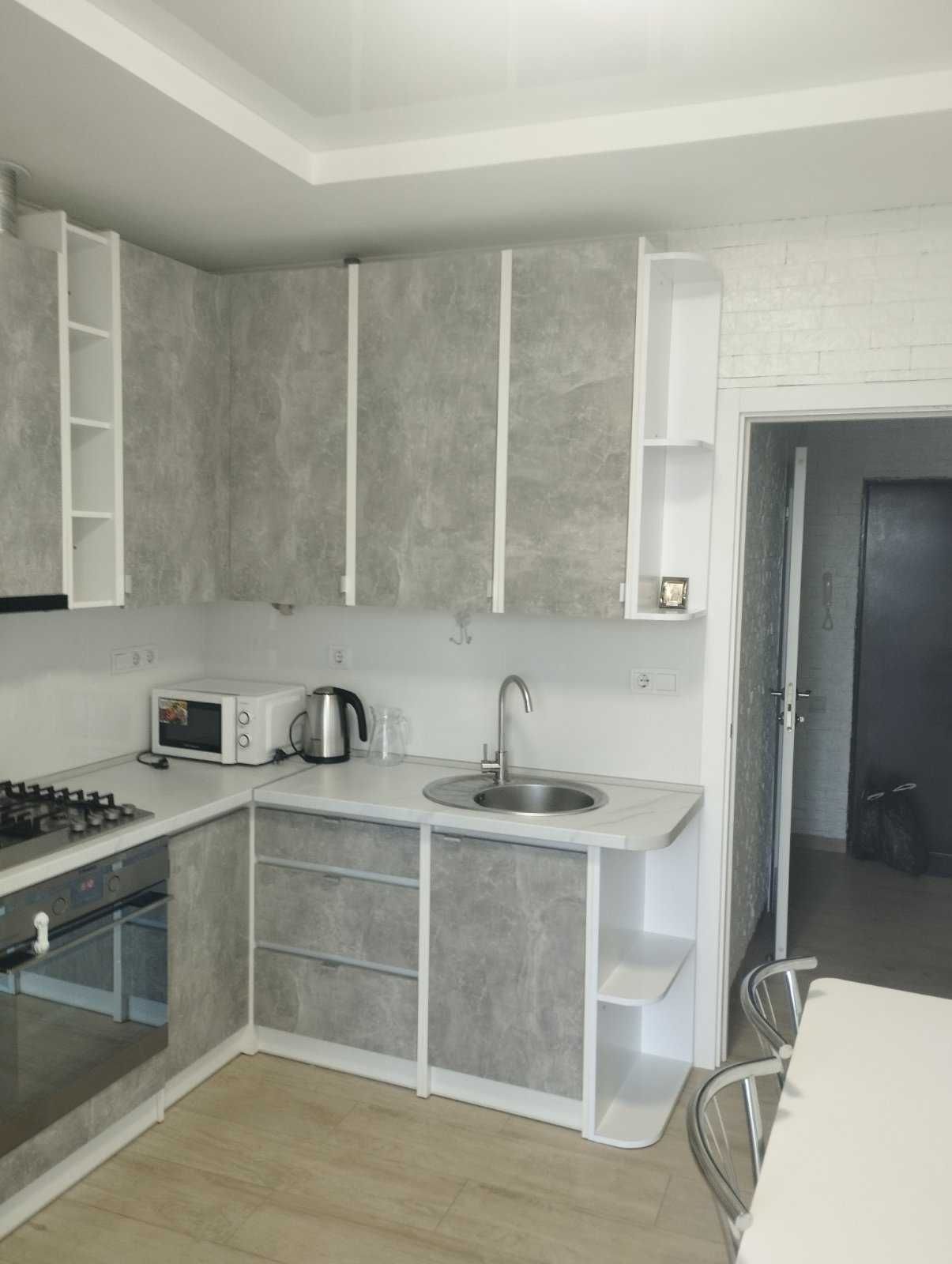 Modern one-bedroom apartment with fresh renovation and new appliances