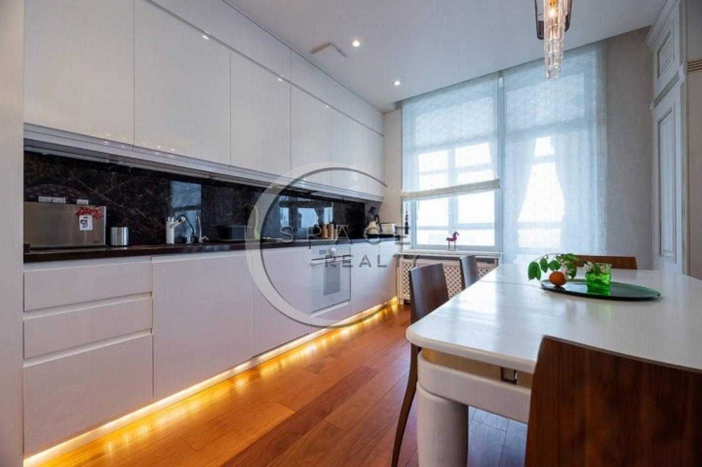 Stylish 3-room apartment with designer interior in Novopecherski Lipki residential complex