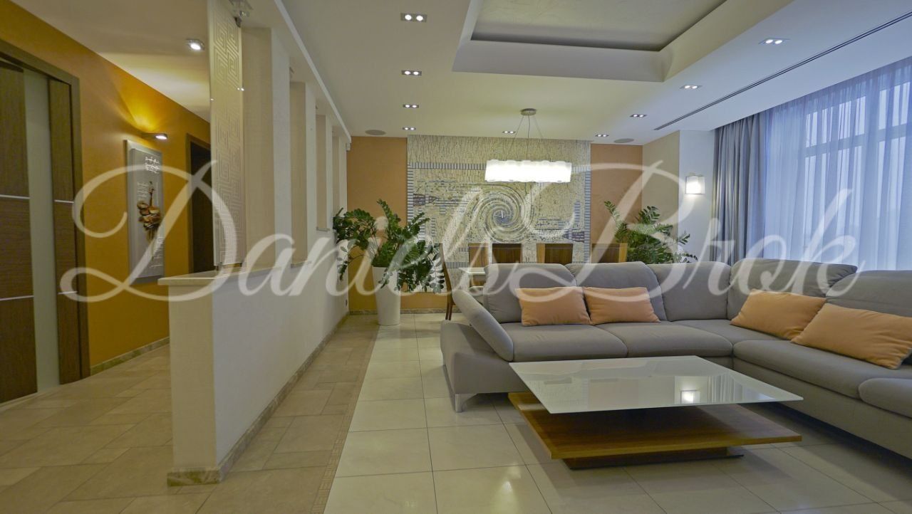 Spacious Designer 5-Room Apartment in Kyiv City Center with Parking