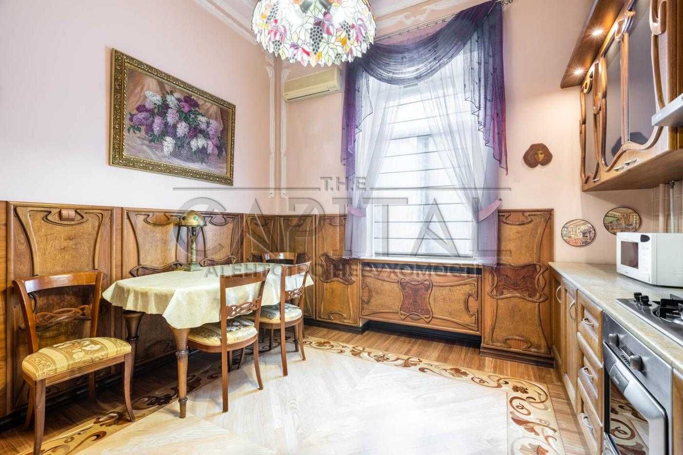 Spacious 3-bedroom apartment on Lva Tolstogo, 23 - Quiet Luxury in the City Center