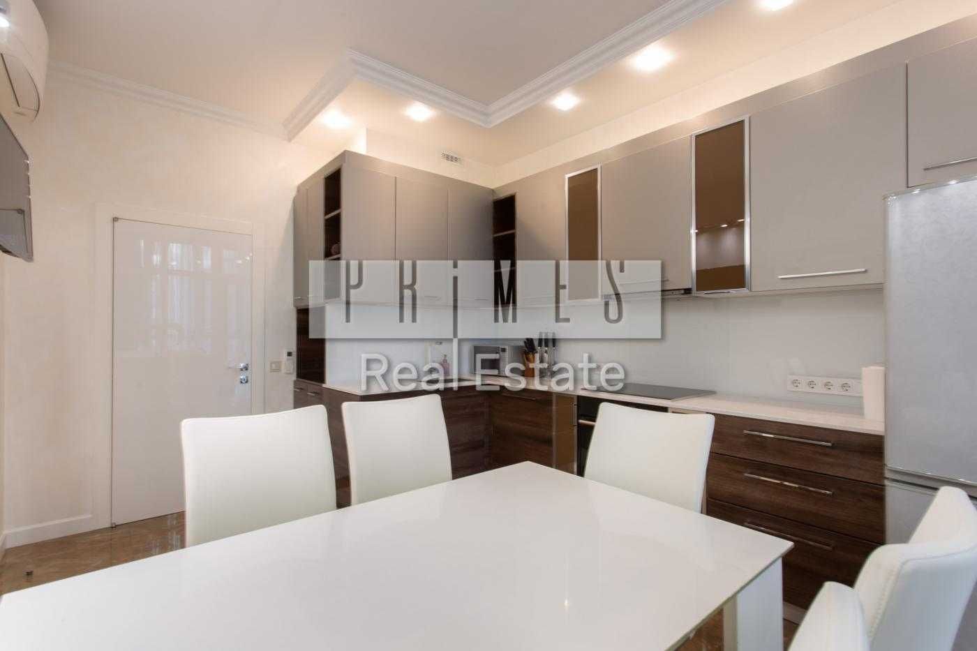 3-Bedroom Apartment in Pechersk District, Dragomirova Street 16