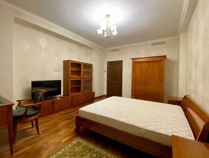Spacious 3-bedroom apartment in Pechersk, near Zvirinetska metro