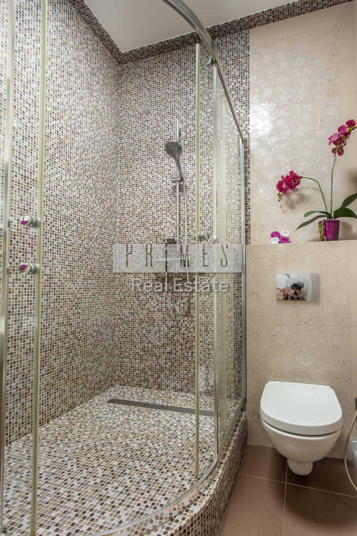 3-Bedroom Apartment in Pechersk District, Dragomirova Street 16