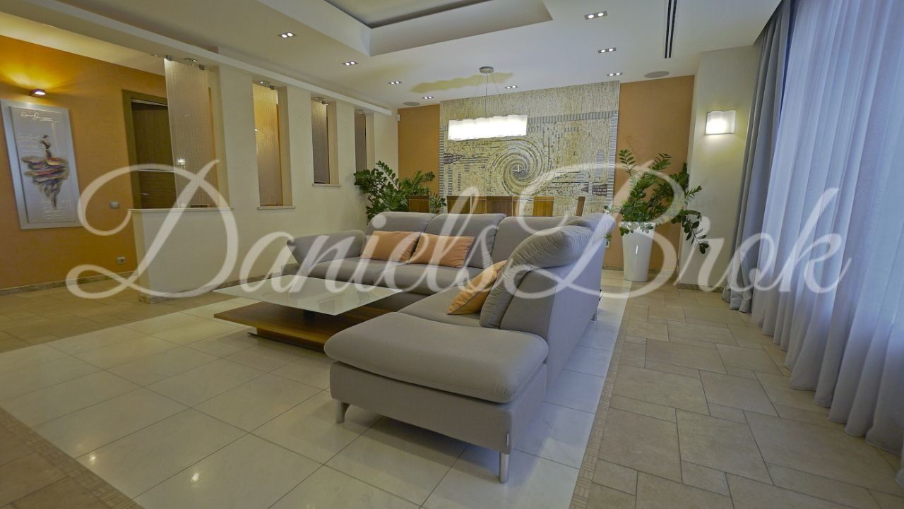 Spacious Designer 5-Room Apartment in Kyiv City Center with Parking