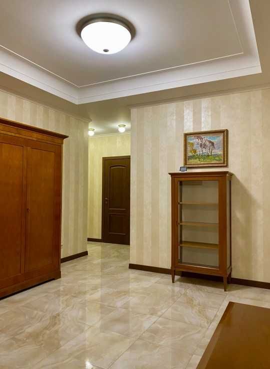 Spacious 3-bedroom apartment in Pechersk, near Zvirinetska metro