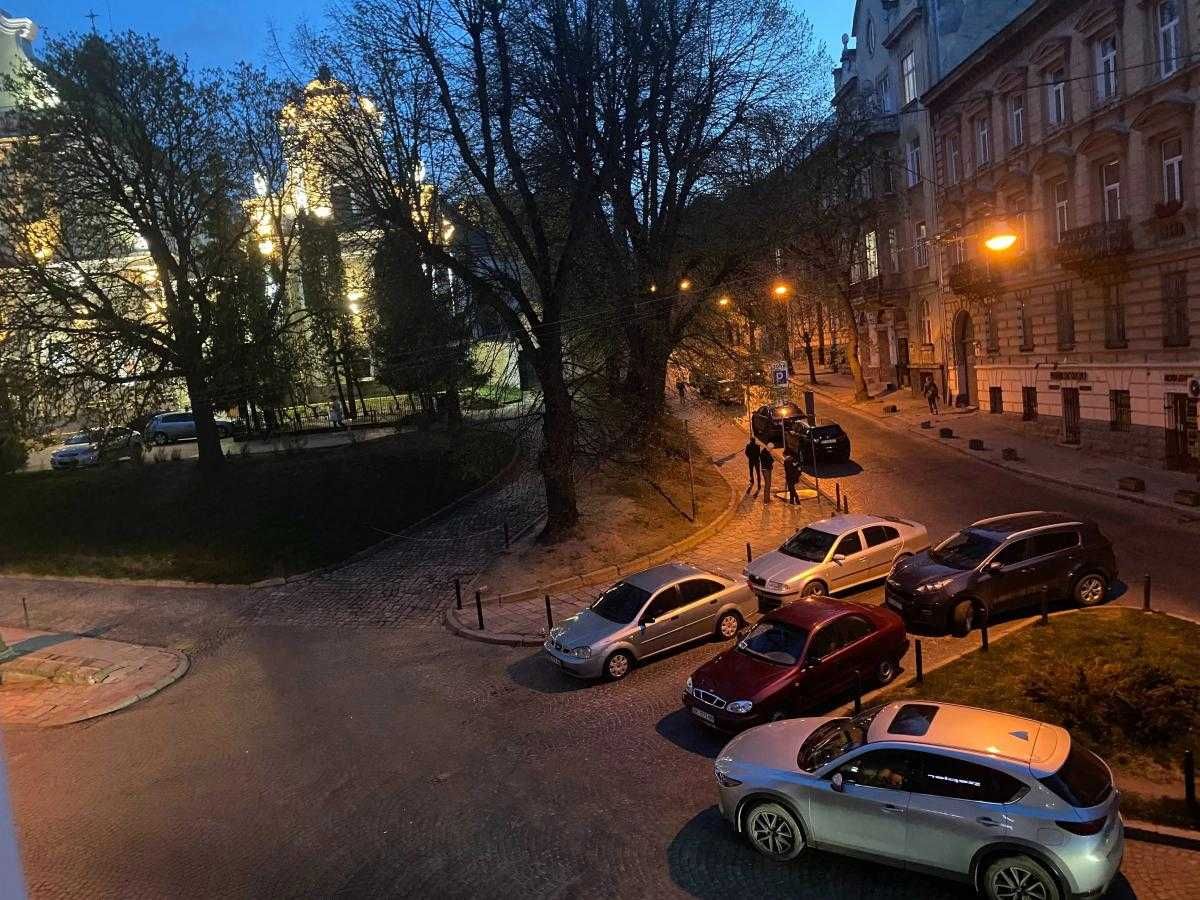 Қала орталығындағы Грушевский ескерткішінің жанындағы студиялық пәтер