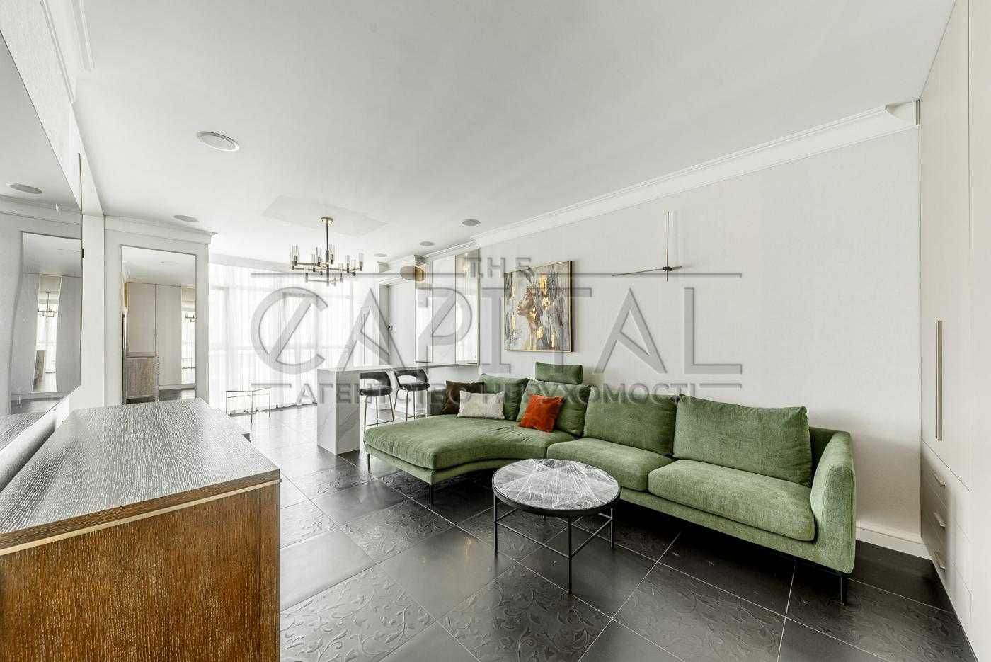 Luxury Apartment in Novopecherski Lipki Complex with Designer Renovation