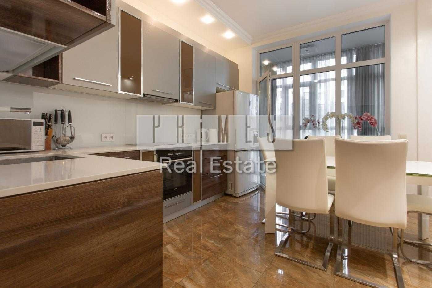 3-Bedroom Apartment in Pechersk District, Dragomirova Street 16