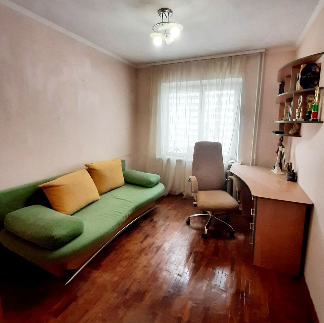 3-Room Apartment on Khabarovskaya Street, Lazurny District