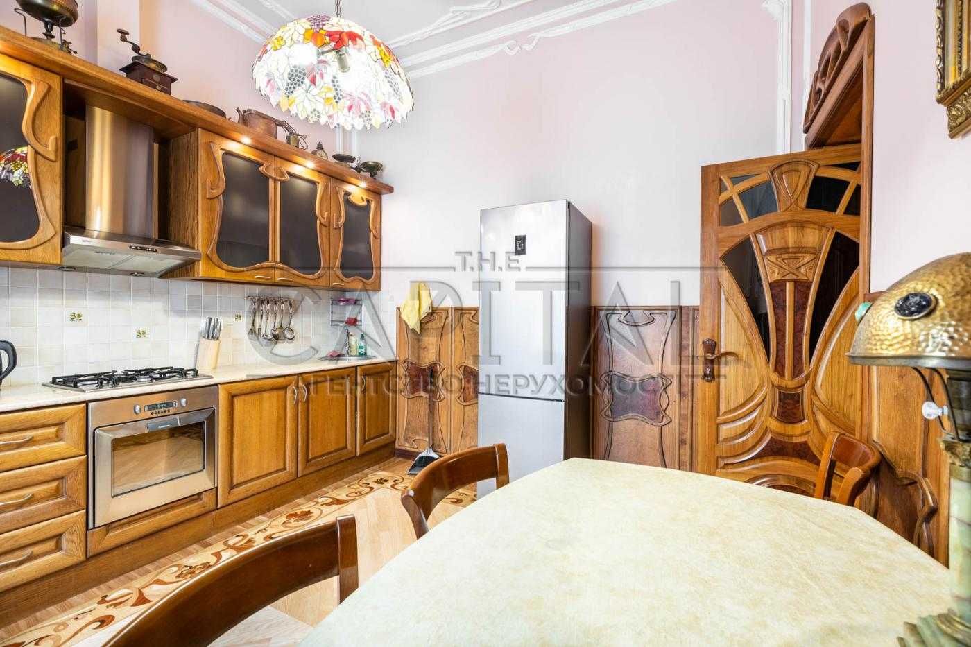 Spacious 3-bedroom apartment on Lva Tolstogo, 23 - Quiet Luxury in the City Center