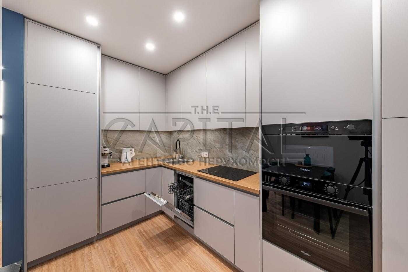 1-Bedroom Apartment in Oakland Complex, First Lease, Fully Equipped