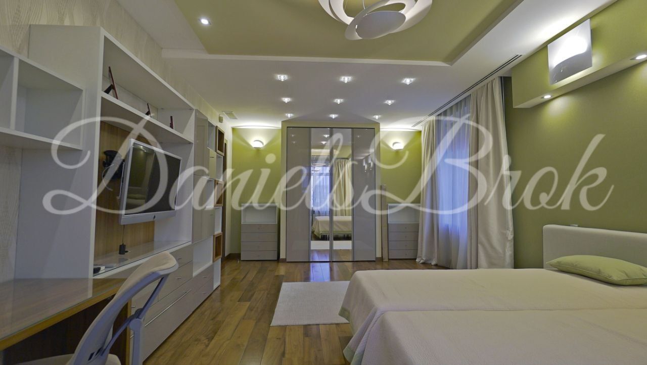 Spacious Designer 5-Room Apartment in Kyiv City Center with Parking