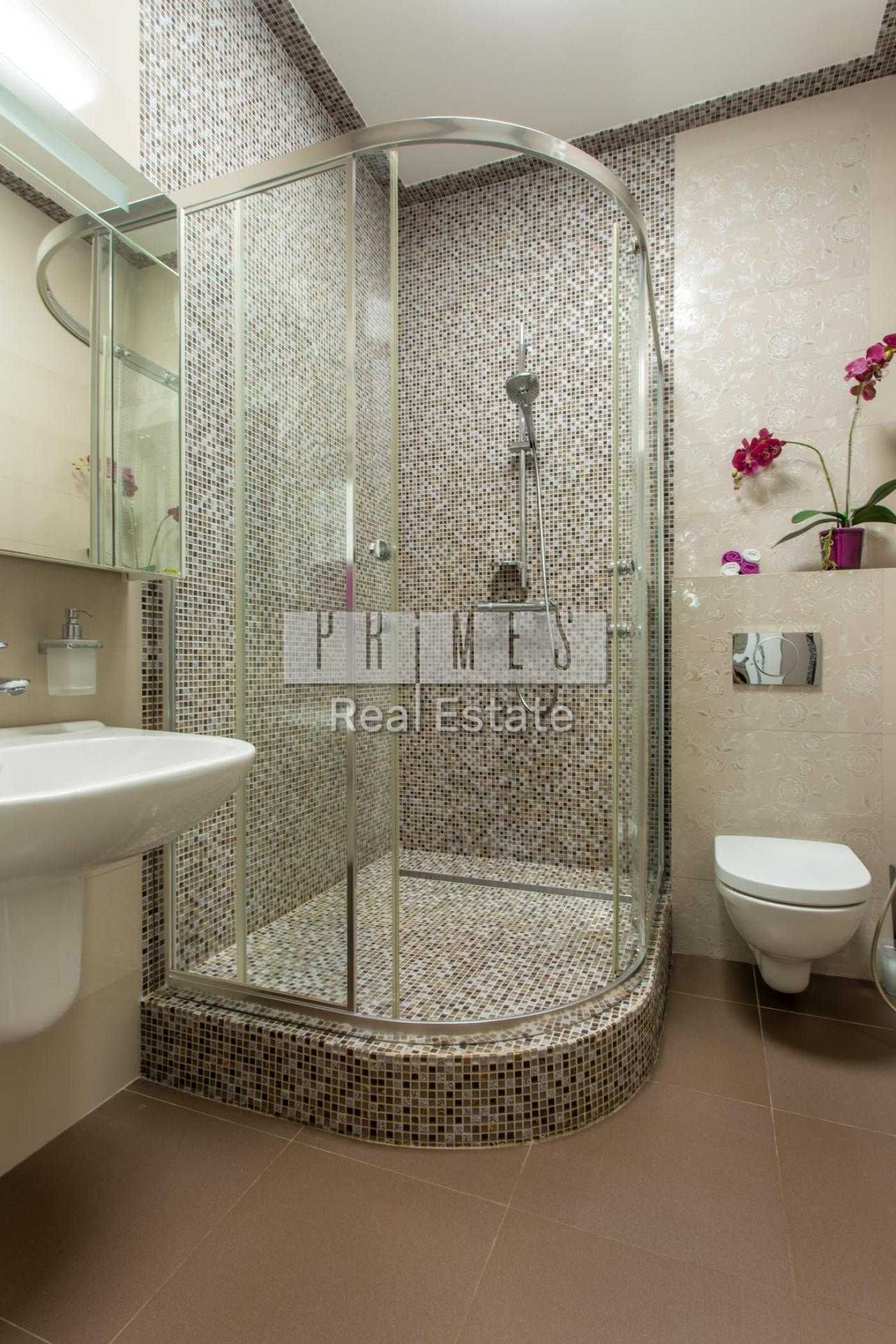3-Bedroom Apartment in Pechersk District, Dragomirova Street 16