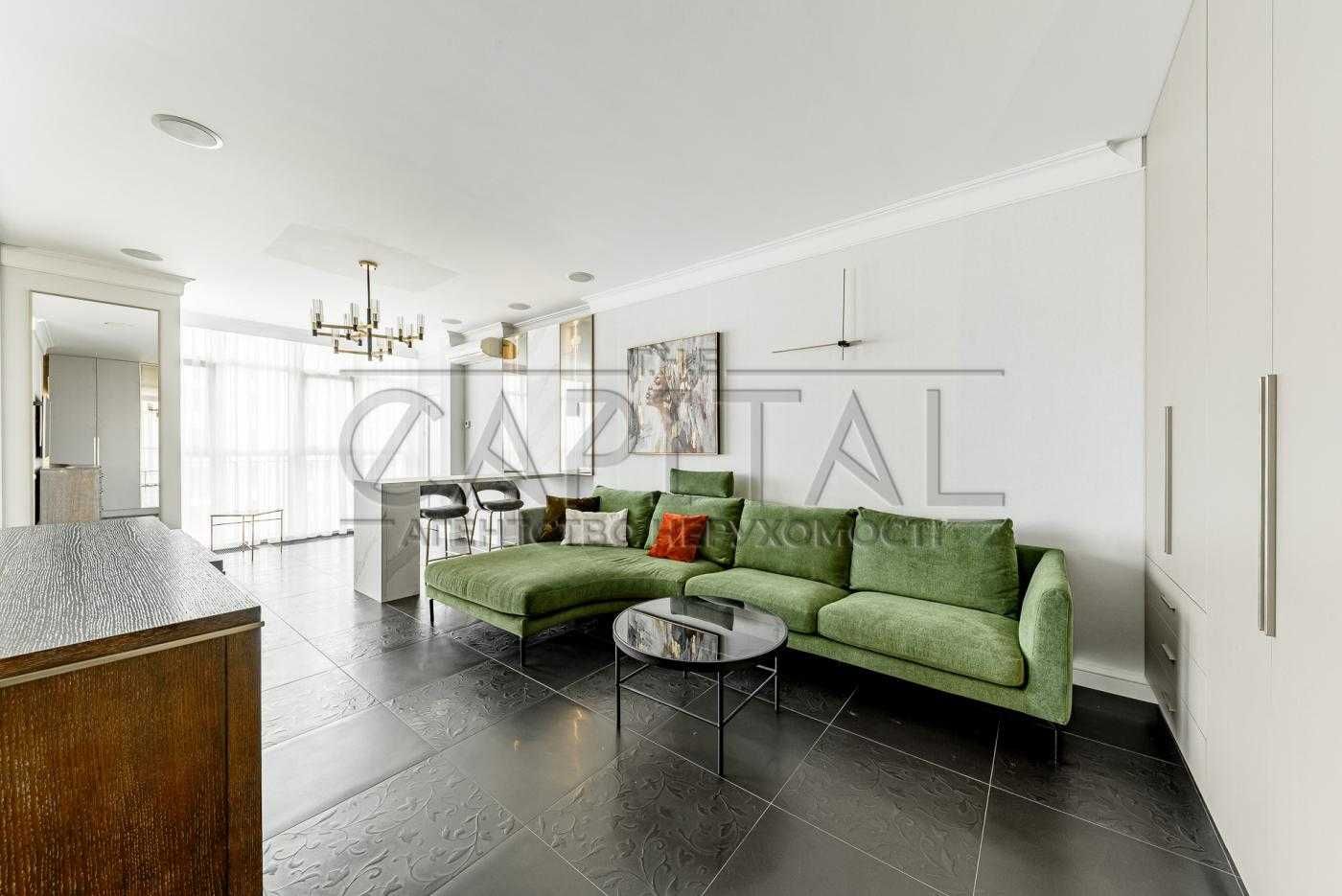 Luxury Apartment in Novopecherski Lipki Complex with Designer Renovation