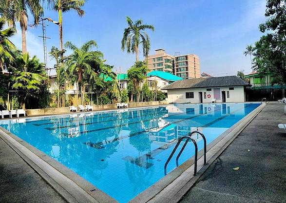 d-haus Ladprao: Comfortable Apartment with Pool and Amenities
